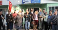 BAŞKAN KERİMOĞLU’NDAN GÖRME ENGELLİLERE BEYAZ BASTON